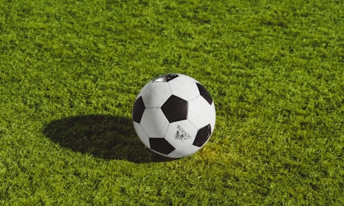 球星搞笑表情包 - 球员在场上做出夸张的惊讶表情